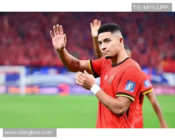 矮小黑皮的足球后卫球星如何用实力征服赛场成为防线铁壁