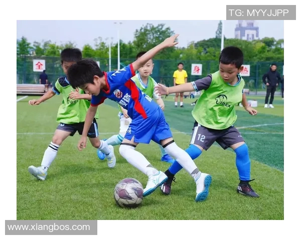 球星绿茵场边定格瞬间展现足球魅力与激情风采