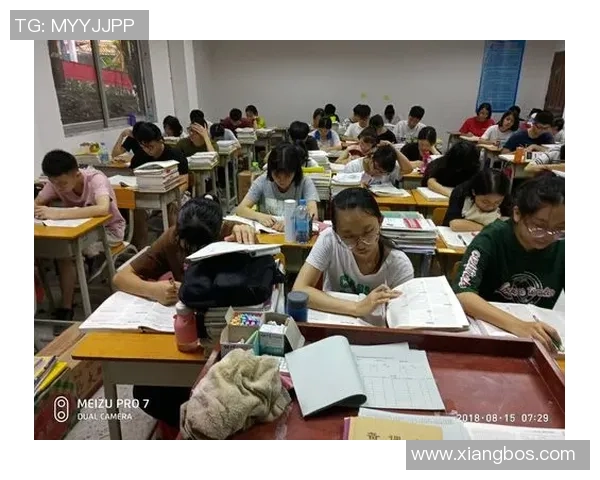 《从绿茵场到人生新篇章 足球退役球星的蜕变与坚持》 《从绿茵场到人生新篇章 足球退役球星的蜕变与坚持》